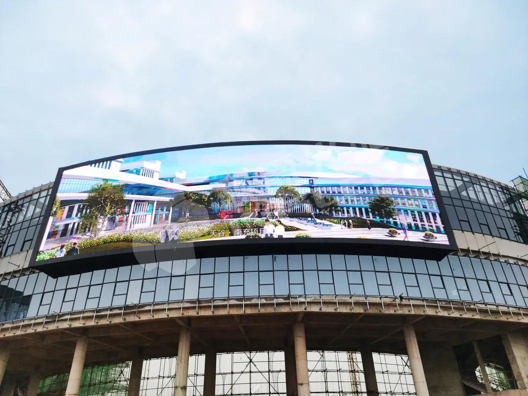 視爵光旭為華訊方舟天谷·南充定制搭建了點(diǎn)間距為5mm，面積高達(dá)270m2的大型LED顯示屏
