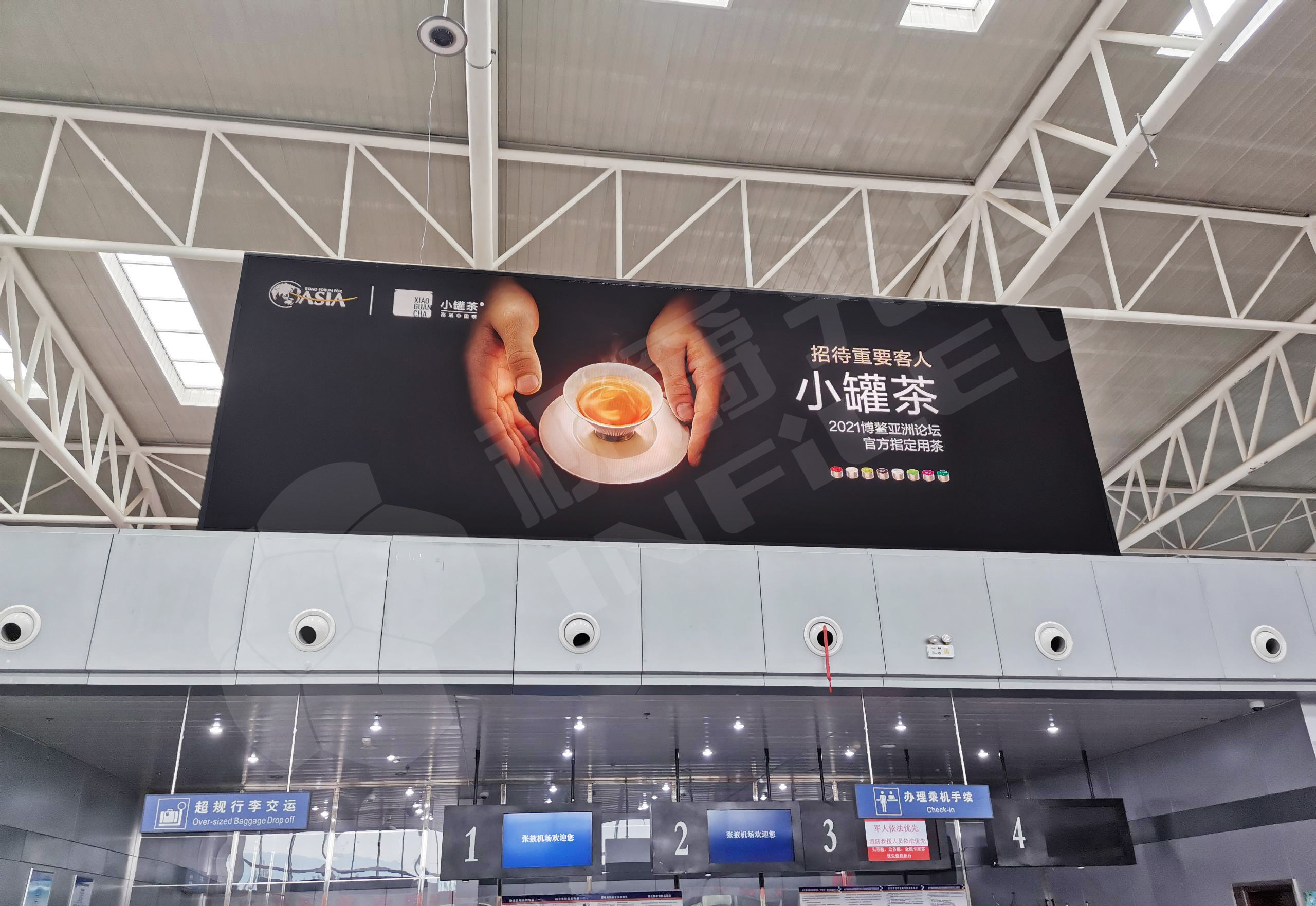 視爵光旭高清LED顯示屏為張掖甘州機場打造出發(fā)廳航班信息顯示屏