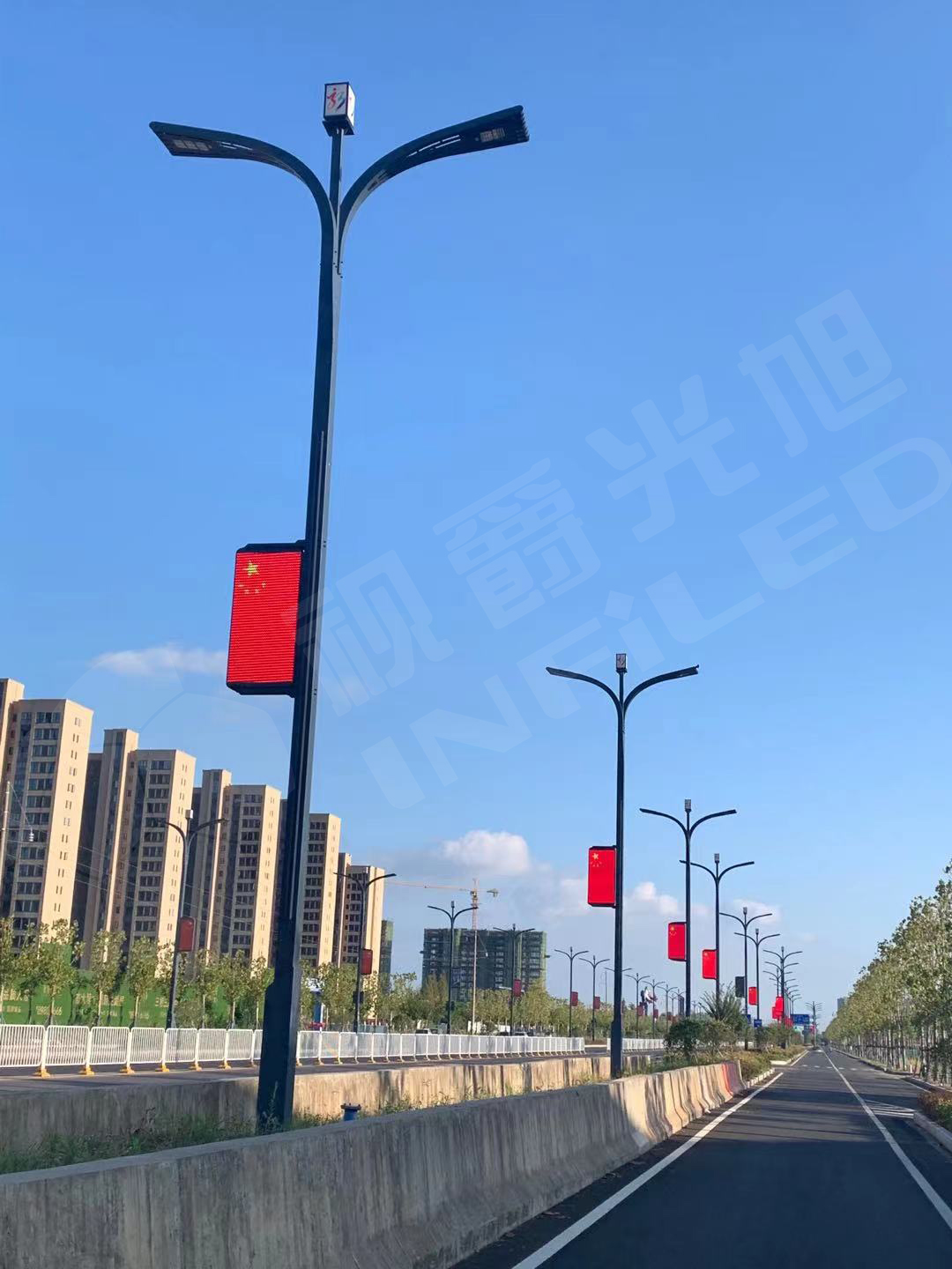 視爵光旭領(lǐng)航系列LED智慧燈桿屏在湖北武漢陽大路成功點(diǎn)亮