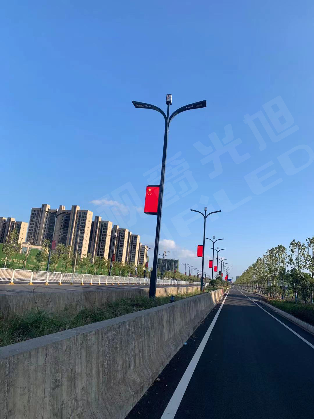 視爵光旭領(lǐng)航系列LED智慧燈桿屏在湖北武漢陽大路成功點(diǎn)亮