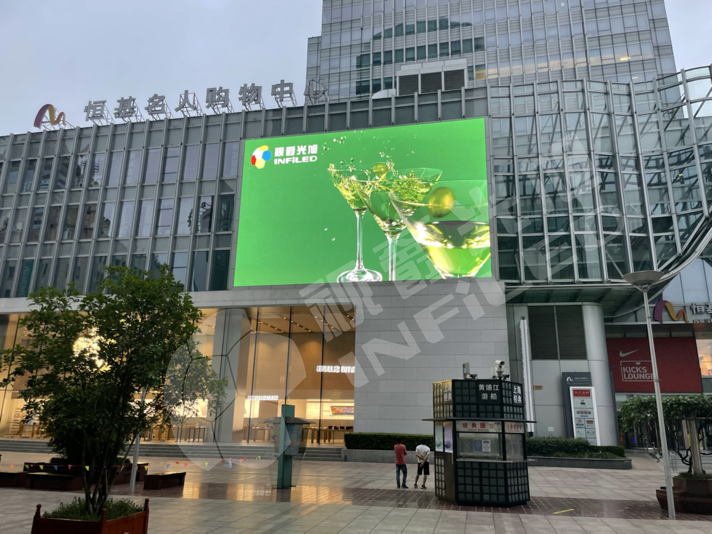 智慧大屏賦能商業(yè)推廣！視爵光旭超大戶外固裝LED顯示屏閃耀上海南京西路步行街