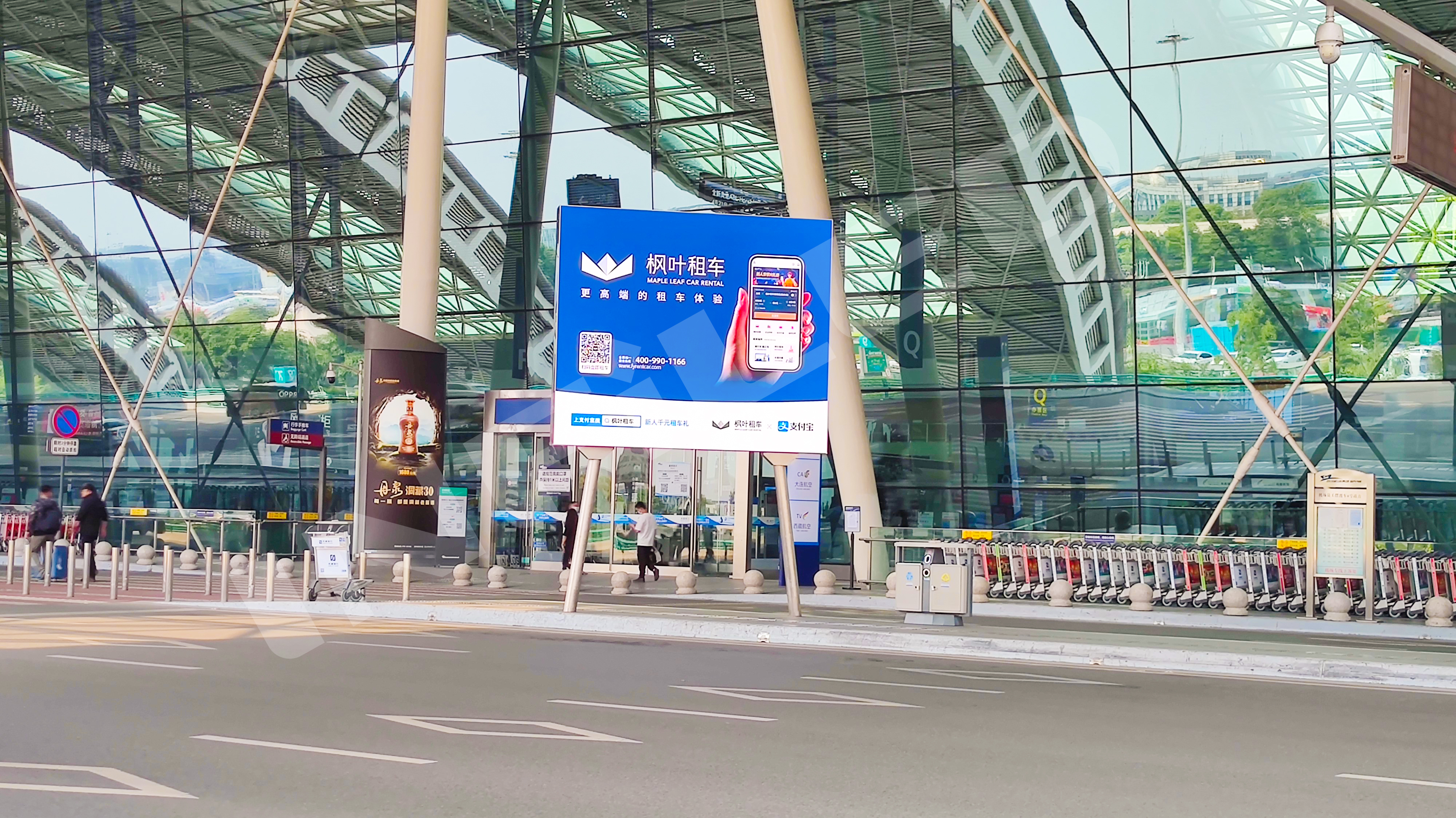 成都天府國(guó)際機(jī)場(chǎng)T2航站樓外車道旁豎立了四塊全新的直立式LED廣告牌