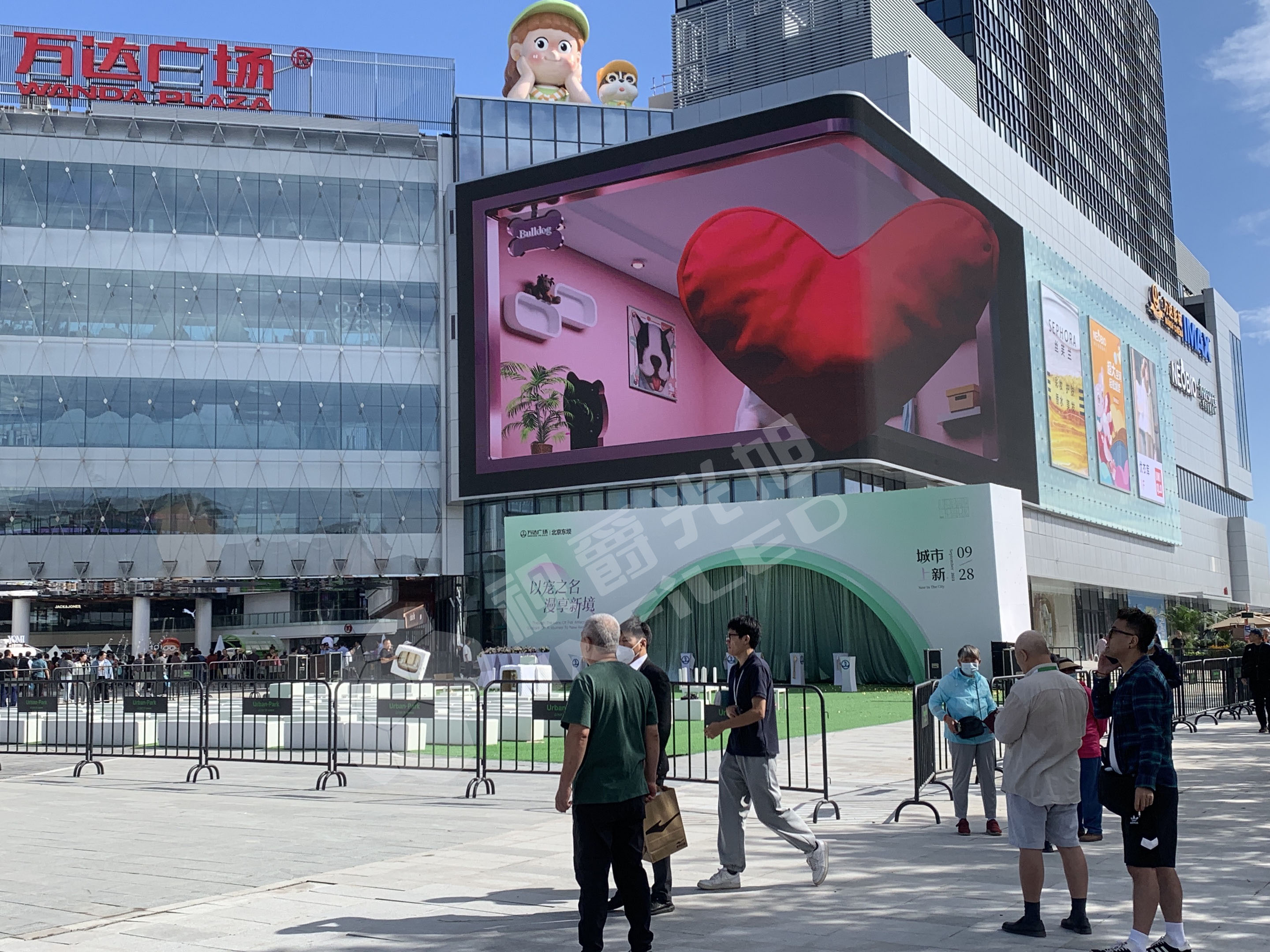 視爵光旭645平方米裸眼3D顯示屏，正式點(diǎn)亮北京東壩萬(wàn)達(dá)廣場(chǎng) 